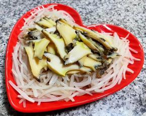 处理好的银针和鲍鱼片依次摆人盘中