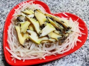 处理好的银针和鲍鱼片依次摆人盘中
