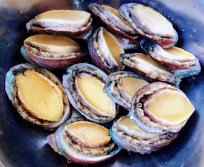 处理好的鲍鱼沥干水份备用