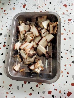 煮熟的腊肉切成薄片备用！