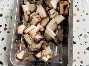 煮熟的腊肉切成薄片备用！