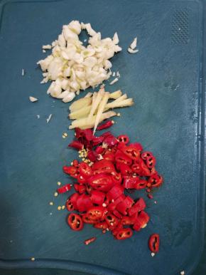 蒜瓣拍碎切成小块，生姜切成丝，干辣椒切成段，红美人椒切成小块备用！