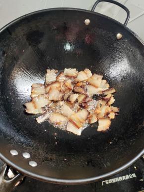 起锅烧油，放入腊肉煸炒至出油脂！