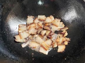 起锅烧油，放入腊肉煸炒至出油脂！