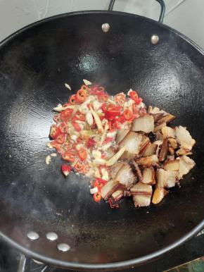 放入花椒，生姜，蒜瓣，干辣椒，红美人椒爆香！