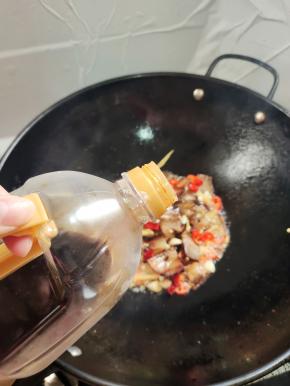 放入一勺生抽翻炒均匀！