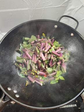 再放入紫菜胎翻炒至变软！