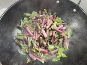 再放入紫菜胎翻炒至变软！