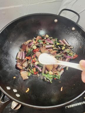 放入一勺盐调味！