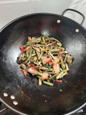 起锅前放入适量的味精翻炒均匀即可！