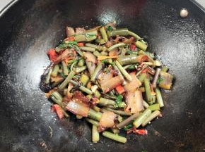 起锅前放入适量的味精翻炒均匀即可！