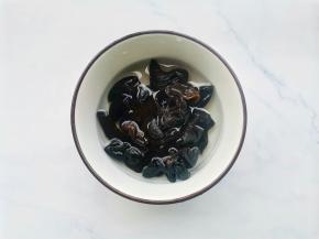 木耳温水泡发。