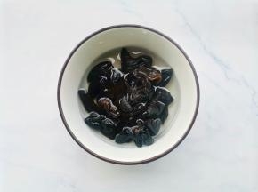 木耳温水泡发。