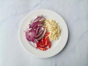 大蒜小米椒切碎，洋葱切丝，