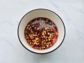 小碗中放入大蒜、小米椒。加2勺生抽，1勺蚝油，1小勺香油，加半碗水调匀。