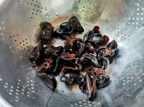 锅中烧开水，放入木耳煮熟。