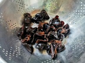 锅中烧开水，放入木耳煮熟。