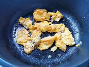 鸡蛋煎熟盛出备用。