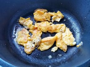 鸡蛋煎熟盛出备用。
