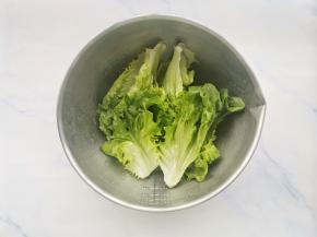 生菜洗净沥干水。