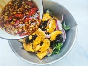 倒入料汁。
