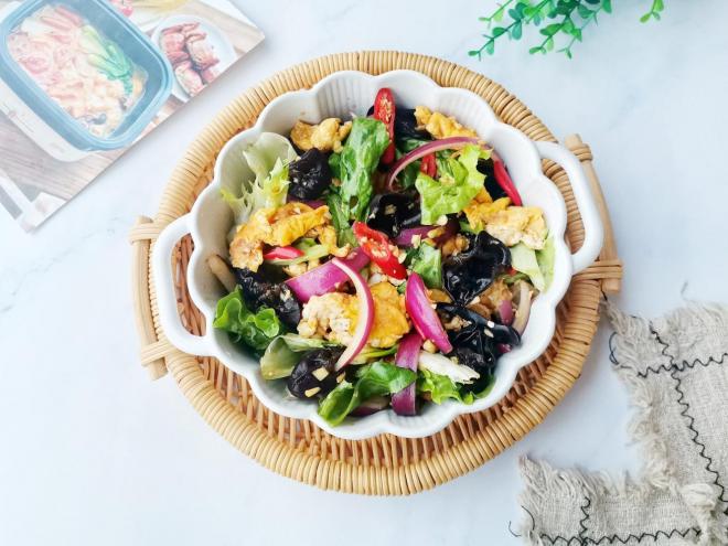 生菜木耳拌鸡蛋