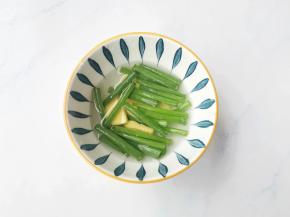 香菇温水泡发，葱姜泡水。