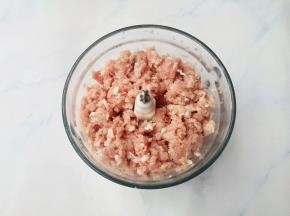 瘦肉绞肉机打成肉末。