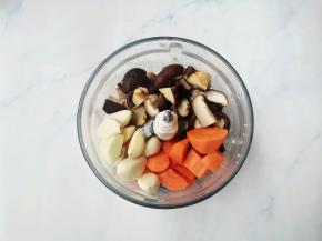 香菇、大蒜、胡萝卜放绞肉机。