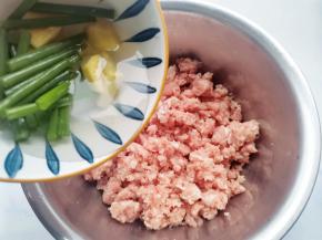 肉馅中加入葱姜末和泡葱姜的水，