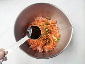 加2勺生抽十1勺蚝油十1个鸡蛋十少许盐，顺着一个方向搅打上劲。