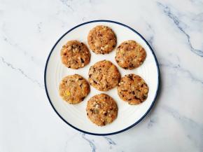 搓成肉丸然后压扁。