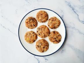 搓成肉丸然后压扁。