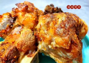 看着金灿灿的猪骨棒我忍不住直咽口水