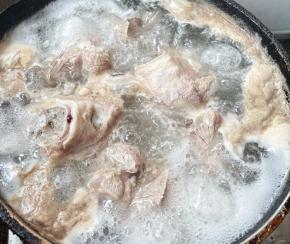 锅中烧开水放入猪骨棒焯水，去除血水和多余的杂质，焯好水的猪骨棒放入冷水中过凉，多次冲洗干净沥干水份。