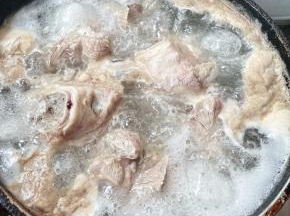 锅中烧开水放入猪骨棒焯水，去除血水和多余的杂质，焯好水的猪骨棒放入冷水中过凉，多次冲洗干净沥干水份。