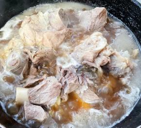 猪骨棒炖制七成熟放入一品鲜酱油、蚝油、糖、盐继续慢炖。