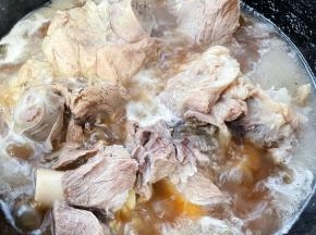 猪骨棒炖制七成熟放入一品鲜酱油、蚝油、糖、盐继续慢炖。