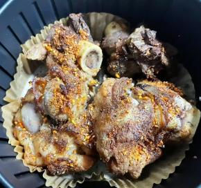 烤好的猪骨棒满屋飘香