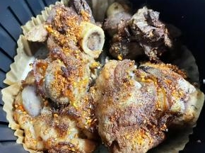 烤好的猪骨棒满屋飘香