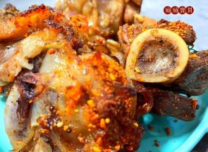 猪骨棒最经典的就是用吸管吸出里面的骨髓，好吃到怀疑人生。