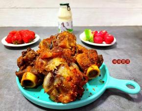 猪骨棒不只是单纯的炖着吃，用空气炸锅制作出来的味道更胜一筹。