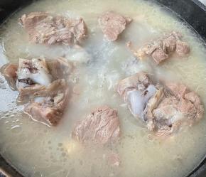 猪骨棒大火炖制半小时改成中小火慢炖，水量可以按照自己的标准添加。