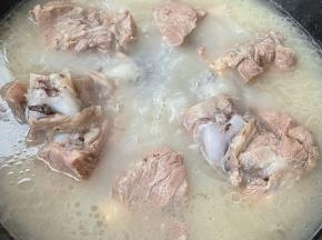 猪骨棒大火炖制半小时改成中小火慢炖，水量可以按照自己的标准添加。