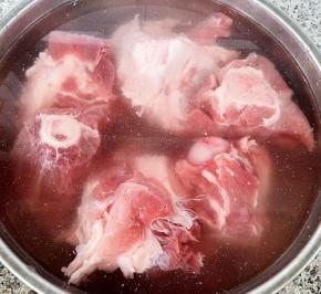 猪骨棒至清水中浸泡半小时去除血水，浸泡好以后清洗干净备用。