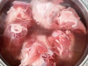 猪骨棒至清水中浸泡半小时去除血水，浸泡好以后清洗干净备用。