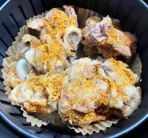 均匀的撒上烧烤料放入空气炸锅中，大火180度烤十分钟。