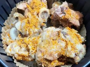 均匀的撒上烧烤料放入空气炸锅中，大火180度烤十分钟。