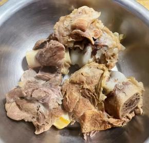 取出猪骨棒稍微晾一下风干