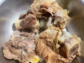 取出猪骨棒稍微晾一下风干
